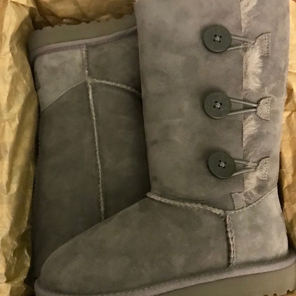 UGGS K Bailey Button Triplet, Size 2 - Picture 5 of 15